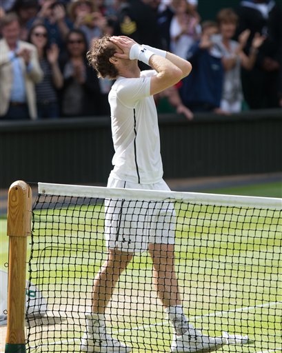 Những khoảnh khắc tuyệt vời của Murray ở chung kết Wimbledon 2016 - 15
Murray dường như vẫn chưa thể tin với những thành công dành cho anh