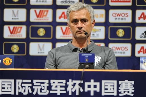Cung bậc cảm xúc của Mourinho ở trận thua đầu tiên tại MU - 13
Mourinho buồn bã trong phòng họp báo trong lúc đợi chờ các câu hỏi của phóng viên