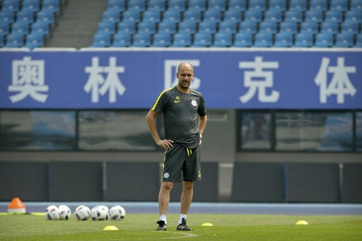 MU, Man City tập luyện chăm chỉ trước trận đại chiến - 15
Pep Guardiola đứng dưới cái nắng ở Olympic Sports Centre theo dõi các học trò tập luyện