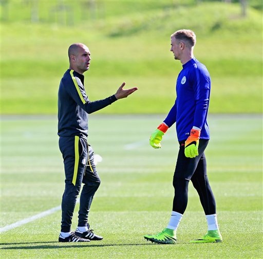 
Pep Guardiola (trái) sẽ không trọng dụng Hart
