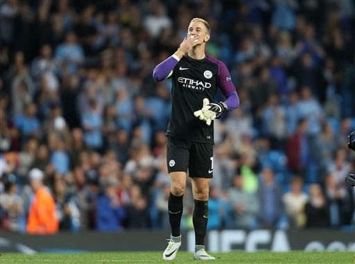 Những khoảnh khắc cuối cùng của Joe Hart trong màu áo Man City - 13 
Một nụ hôn gió Hart giành cho khán giả