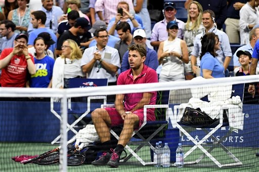 Nhìn lại chiến thắng ngọt ngào của Wawrinka trước Djokovic - 13
Giây phút Wawrinka ngồi đợi chờ ban tổ chức chuẩn bị cho lễ trao giải