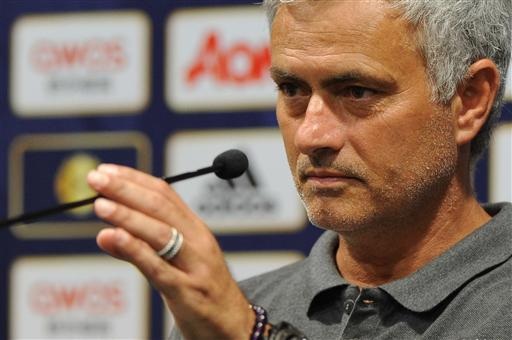 Cung bậc cảm xúc của Mourinho ở trận thua đầu tiên tại MU - 14
Chiến lược gia người Bồ Đào Nha chỉnh míc trước khi trả lời câu hỏi