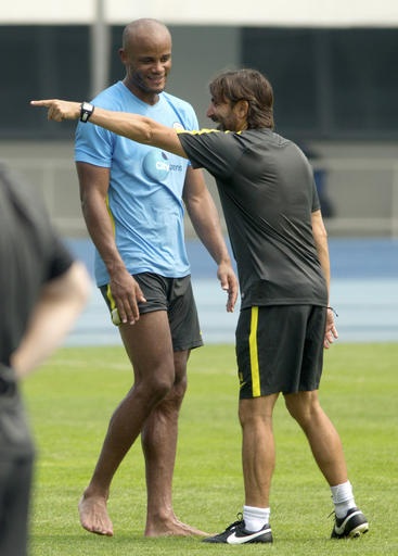 MU, Man City tập luyện chăm chỉ trước trận đại chiến - 16
Kompany nói chuyện vui vẻ trên sân tập với một thành viên ban huấn luyện. Đội trưởng của Man City khá thoải mái khi anh đi chân đất trong buổi tập