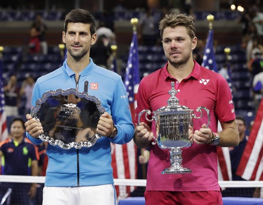 Nhìn lại chiến thắng ngọt ngào của Wawrinka trước Djokovic - 15
Đĩa bạc cho Djokovic và cúp bạc cho Wawrinka