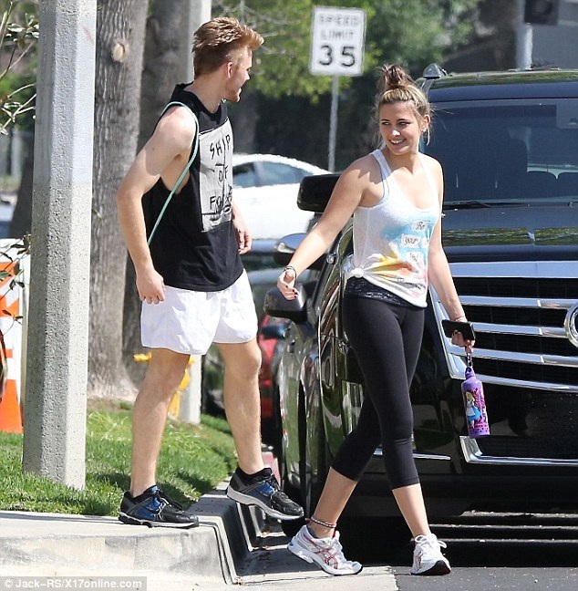 Hậu chia tay bạn trai, con gái Michael Jackson xuống tóc, hút thuốc lá - 9 
Năm 2013, Paris Jackson từng phải đi cấp cứu sau uống thuốc tự vẫn. Sau khi qua khỏi cơn nguy kịch, cô bé phải vào trại cai nghiện để điều trị tâm lý. Năm 2014, Paris được trở về sống cùng bà nội và những người anh em trong gia đình. Hình ảnh khỏe khoắn của cô bé trong hai năm qua khiến nhiều người yên tâm và tin tưởng Paris đã qua cơn trầm cảm.