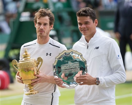 Những khoảnh khắc tuyệt vời của Murray ở chung kết Wimbledon 2016 - 17
Hai tay vợt nhận phần thưởng sau trận chung kết