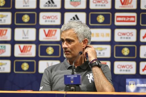 Cung bậc cảm xúc của Mourinho ở trận thua đầu tiên tại MU - 15
Mourinho gãi... gãy khi giãy bày cùng phóng viên về trận đấu