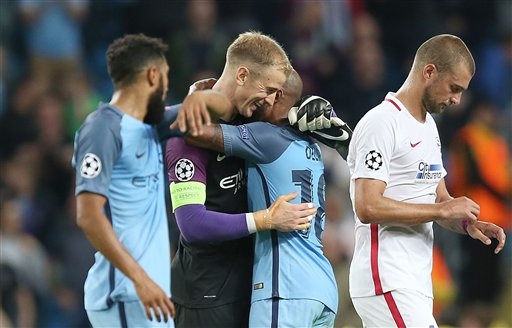 Những khoảnh khắc cuối cùng của Joe Hart trong màu áo Man City - 14 
Hart ôm các đồng đội sau trận đấu