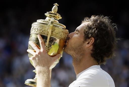 Những khoảnh khắc tuyệt vời của Murray ở chung kết Wimbledon 2016 - 18
Murray hôn chiếc cúp bạc anh đã rất khát khao. Đây là lần thứ hai Murray vô địch Wimbledon, lần đầu vào năm 2012