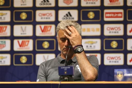 Cung bậc cảm xúc của Mourinho ở trận thua đầu tiên tại MU - 16
Vị chiến lược gia của MU vuốt tóc có chút thất vọng về kết quả, mặc dù ông vẫn tuyên bố cứng rắn rằng thua Dortmund cũng... bình thường