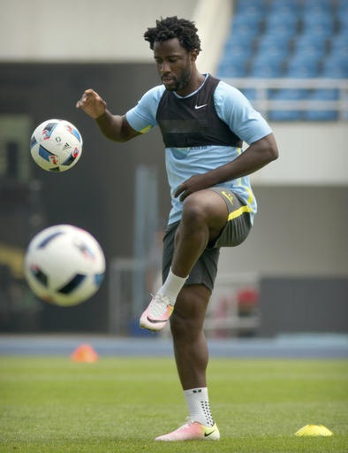 MU, Man City tập luyện chăm chỉ trước trận đại chiến - 17
Tiền đạo Winfred Bony đang nỗ lực tập luyện để lấy lại phong độ, ghi điểm với Pep Guardiola