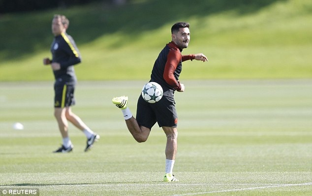 Kompany, Gundogan, Sane trở lại tập luyện cùng Man City - 7
Ilkay Gundogan thực hiện một pha đỡ bóng ngẫu hứng trên sân tập. Cầu thủ này cũng chưa ra mắt đội bóng mới