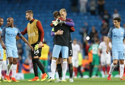 Những khoảnh khắc cuối cùng của Joe Hart trong màu áo Man City - 15 
Thủ thành người Anh có vẻ đã đổ lệ trước khi bước vào đường hầm