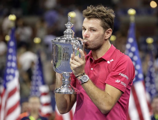 Nhìn lại chiến thắng ngọt ngào của Wawrinka trước Djokovic - 17
Wawrinka hôn cúp bạc, thể hiện niềm hạnh phúc khi lần đầu giành được chiếc cúp này