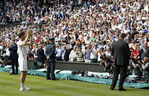Những khoảnh khắc tuyệt vời của Murray ở chung kết Wimbledon 2016 - 19
Tay vợt người Scotland khoe cúp trước đám đông