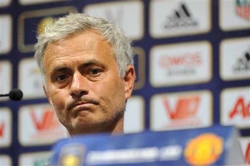 Cung bậc cảm xúc của Mourinho ở trận thua đầu tiên tại MU - 17
Gương mặt đượm buồn, có chút cam chịu của Mourinho. So với trước đây, bây giờ Mourinho đã là một huấn luyện viên dễ chịu hơn nhiều với công chúng