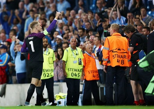 Những khoảnh khắc cuối cùng của Joe Hart trong màu áo Man City - 16 
Hart chào cổ động viên trước khi rời sân