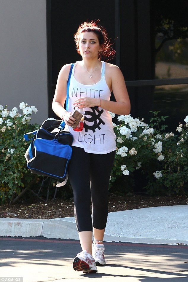 Hậu chia tay bạn trai, con gái Michael Jackson xuống tóc, hút thuốc lá - 10 
Năm 2013, trước khi vào trại cai nghiện, Paris Jackson đã tuyên chiến với đại gia đình Jackson, bóc trần sự tham lam và tính toán với khối tài sản của ngôi sao quá cố - Michael Jackson trong gia đình Jackson. Paris cũng thừa nhận, cô sống trong khủng hoảng, áp lực và sợ hãi sau khi cha ruột qua đời.