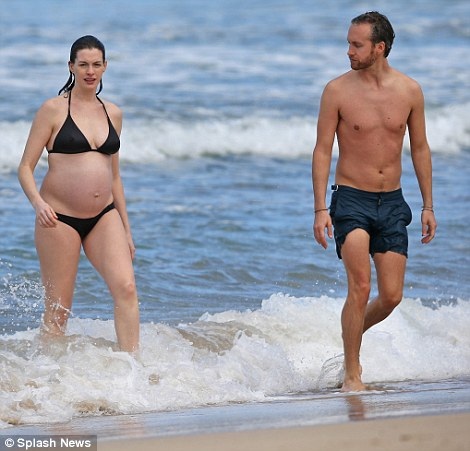 Anne Hathaway bụng “lùm lùm” vẫn diện bikini - 2 Anne Hathaway bụng “lùm lùm” vẫn diện bikini - 2