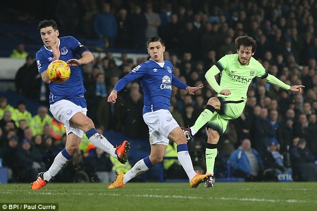 Silva (phải) thực hiện cú sút trong trận đấu bán kết lượt đi League Cup giữa Everton và Man City vào giữa tuần trước