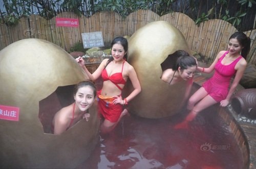 Gái xinh diện bikini ngồi trong trứng hút khách du lịch - 3 Gái xinh diện bikini ngồi trong trứng hút khách du lịch - 3