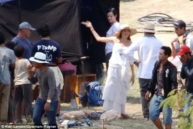 Angelina Jolie gầy xác xơ tại phim trường - 8
Sau khi phẫu thuật xong vào năm ngoái, Angelina Jolie đã nhanh chóng trở lại với công việc và làm việc không mệt mỏi. Cô ngày càng gầy gò và xác xơ nhưng trả lời báo giới, ngôi sao nổi tiếng khẳng định, cô khỏe mạnh và đang vui sống bên chồng con cùng công việc yêu thích.