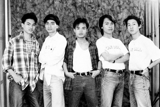 Vĩnh biệt Trần Lập - người “anh cả” của rock Việt! - 5
“Đường đến đỉnh vinh quang”, “Tâm hồn của đá”, “Hoa ban trắng”, Bông hồng thủy tinh, Mắt đen… là những ca khúc gắn liền với tên tuổi của Trần Lập và nhóm nhạc Bức Tường. Trần Lập không chỉ sáng tác, thể hiện các ca khúc mà còn là đạo diễn cho nhiều video clip của nhóm Bức Tường.