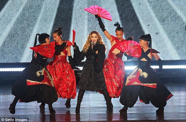 Madonna gây sốc khi kéo tuột áo fan nữ ngay trên sân khấu - 4
Madonna đang lưu diễn vòng quanh thế giới và trong mấy ngày này cô đang trình diễn tại Úc.
