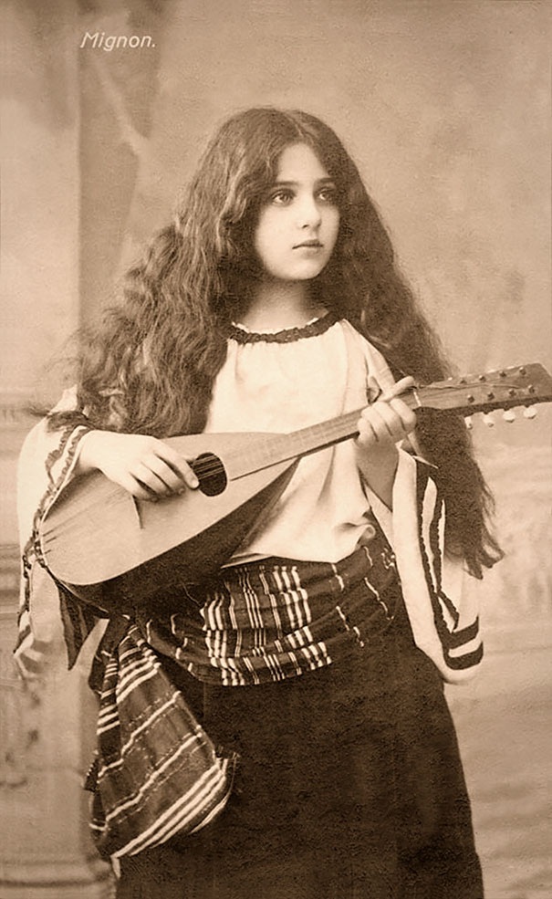 Vẻ đẹp phụ nữ 100 năm trước qua những tấm hình vintage - 14
Cô gái Gypsy cùng cây đàn mandolin