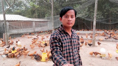 Chàng trai xứ Nghệ nuôi gà đồi cho doanh thu 4 tỷ/năm - 1
Anh Trần Hữu Đức sở hữu trang trại gà tiền tỷ