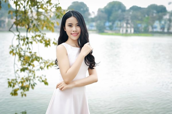 Nữ sinh đam mê Luật được 6 ĐH hàng đầu Mỹ, Anh chào mời - 3
Nữ sinh Hà thành duyên dáng bên Hồ Gươm.