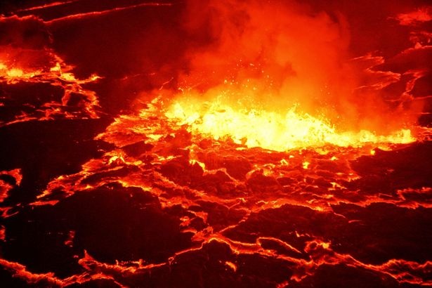 Ngủ qua đêm trong khu vực núi lửa đang hoạt động - 3
Miếng núi lửa Nyiragongo được gọi là hồ nham thạch lớn nhất thế giới