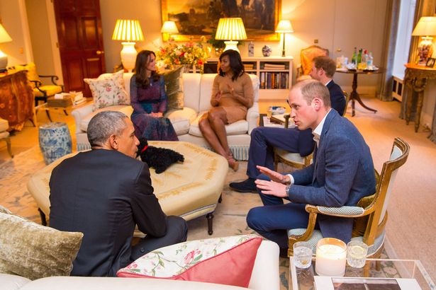 Hoàng tử bé nước Anh mặc đồ ngủ gặp Tổng thống Obama - 4
Các thành viên của hoàng gia Anh trò chuyện với các vị khách quý tại cung điện Kensington trước khi ăn tối cùng nhau.