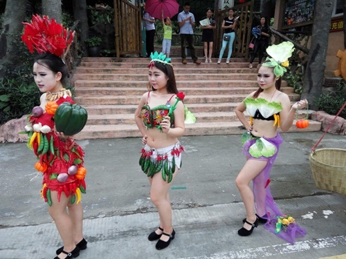 Gái trẻ sexy với thời trang củ quả xôn xao trên phố - 3 Gái trẻ sexy với thời trang củ quả xôn xao trên phố - 3