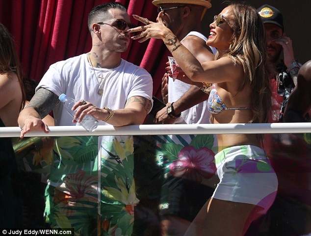 Mỹ nhân U50 Jennifer Lopez hừng hực bên bồ trẻ - 3
Casper Smart không thể rời mắt khỏi cô bạn gái quyến rũ và bốc lửa. Dù đã qua một lần sinh nở nhưng Jennifer vẫn khiến nhiều đàn em phải ghen tị bởi độ hot của mình.