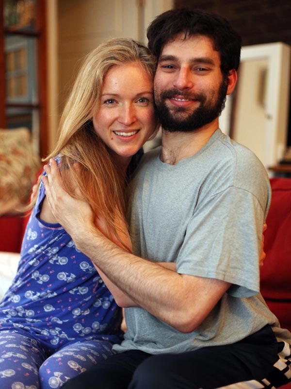 
Saskia Fredericks và chuyên viên âu yếm Ian trong một liệu trình sử dụng dịch vụ cung cấp những cái ôm và cử chỉ âu yếm.
