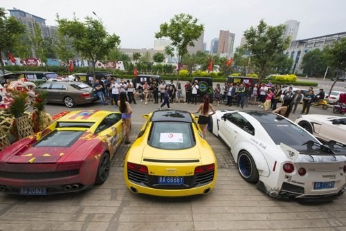 Thiếu gia, tiểu thư Trung Quốc khoe dàn siêu xe gây náo loạn - 3 Thiếu gia, tiểu thư Trung Quốc khoe dàn siêu xe gây náo loạn - 3