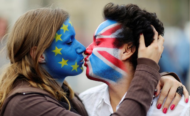 Những câu hỏi về cuộc trưng cầu dân ý Brexit ở Anh - 3
Hai nhà hoạt động vẽ cờ của Anh và Liên minh châu Âu (EU) biểu tình phản đối Brexit ở Berlin, Đức (Ảnh: Reuters)