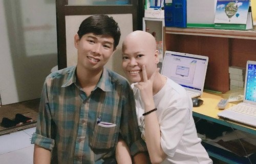 Xúc động chuyện tình 7 năm của cô gái ung thư máu - 3
Một năm rưỡi chiến đấu với bệnh tật, Hằng luôn có người yêu bên cạnh