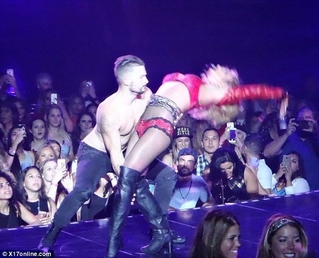 Britney Spears khoe thân hình săn chắc với loạt đồ diễn "kiệm vải" - 3 Britney Spears khoe thân hình săn chắc với loạt đồ diễn "kiệm vải" - 3