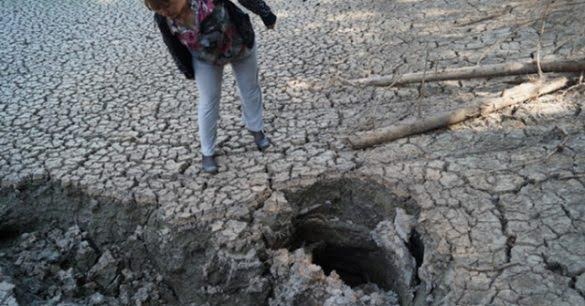 Cả hồ cạn sạch nước chỉ sau một đêm - 3