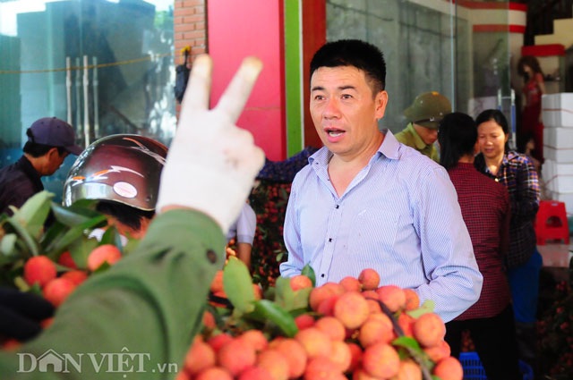 Thương lái Trung Quốc tràn ngập chợ vải thiều, ép giá nông dân - 3
Việc mặc cả, ép giá diễn ra thường xuyên của các thương lái Trung Quốc với người bán vải.