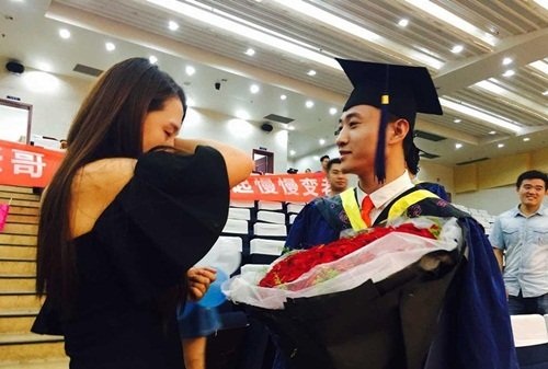 Nữ sinh táo bạo cầu hôn bạn trai trước toàn trường - 3 Nữ sinh táo bạo cầu hôn bạn trai trước toàn trường - 3