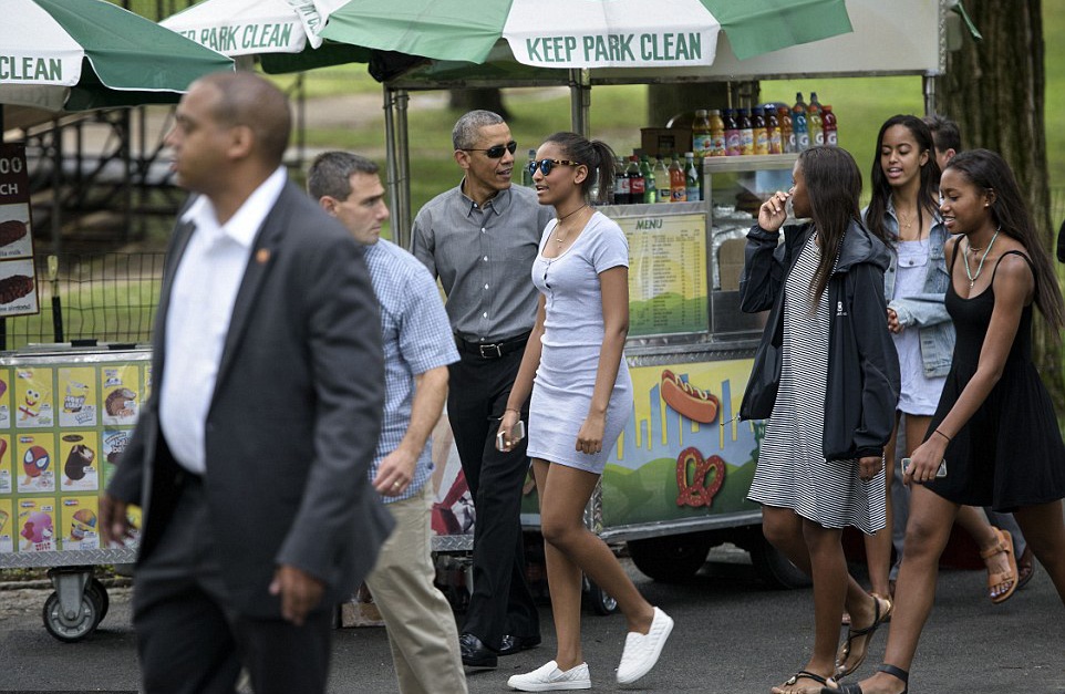 
Tổng thống Obama đi cạnh con gái út Sasha (Ảnh: AFP)
