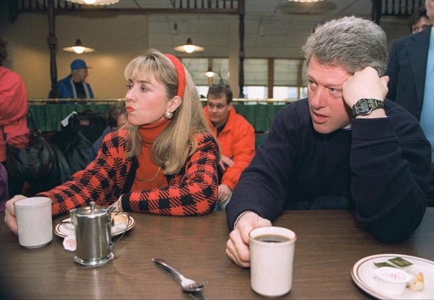 
Bà Clinton và chồng nghỉ ngơi trong một cuộc vận động tranh cử tổng thống của ông Bill Clinton năm 1992.
