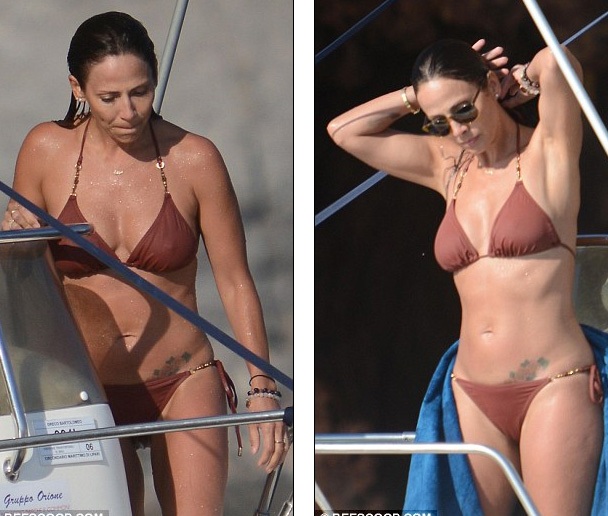 
Nữ ca sĩ nổi tiếng người Úc - Natalie Imbruglia đang nghỉ hè cùng bạn bè tại Ý. Cô xuất hiện trên du thuyền cùng một nhóm bạn. Nữ ca sĩ 41 tuổi diện bikini khoe thân hình tuyệt đẹp.
