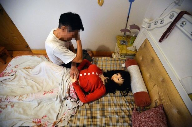 Tậu búp bê tình dục để tưởng nhớ người vợ quá cố - 2 Tậu búp bê tình dục để tưởng nhớ người vợ quá cố - 2