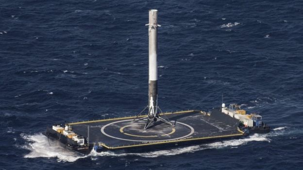 Tên lửa SpaceX của Mỹ nổ tung tại bệ phóng ở Florida - 5
Tên lửa đẩy Falcon-9 được thiết kế để trở lại trái đất và hạ cánh trên một bệ đón (Ảnh: SpaceX)