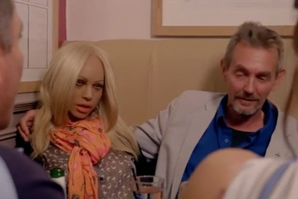 Âu yếm đưa búp bê tình dục đi chơi khắp nơi - 3 Âu yếm đưa búp bê tình dục đi chơi khắp nơi - 3